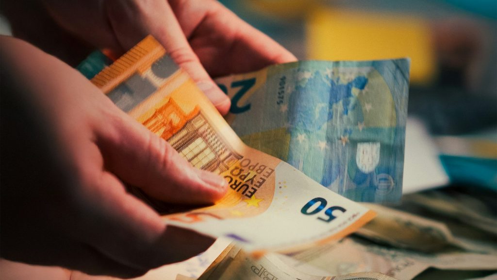 Τα 728,6 δισ. που στέλνονται από άνθρωπο σε άνθρωπο