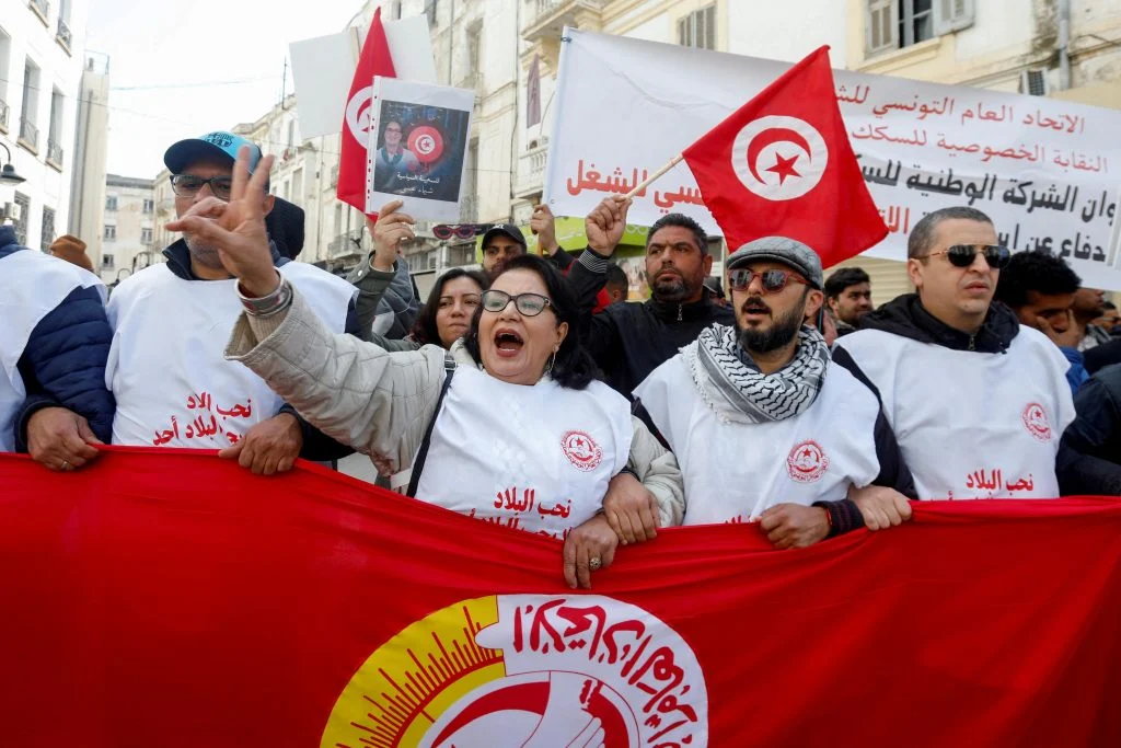 Τυνησία: Η μεγαλύτερη διαδήλωση κατά Σαΐντ εδώ και χρόνια – Γιατί αφορά και την Ευρώπη