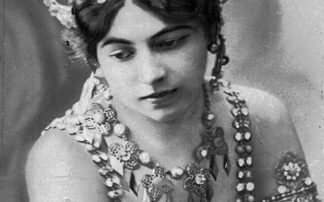 15 Οκτωβρίου 1917: Η Μάτα Χάρι μπροστά στο εκτελεστικό απόσπασμα – Κατάσκοπος ή το τέλειο εξιλαστήριο θύμα;